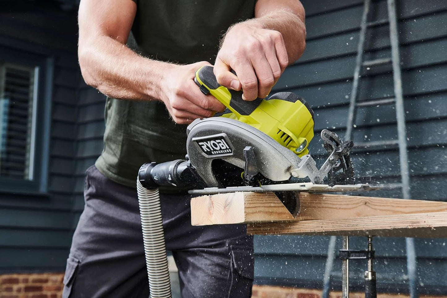 Ryobi scie circulaire 18V brushless, 2 lames 184mm, rail, batterie/chargeur inclus