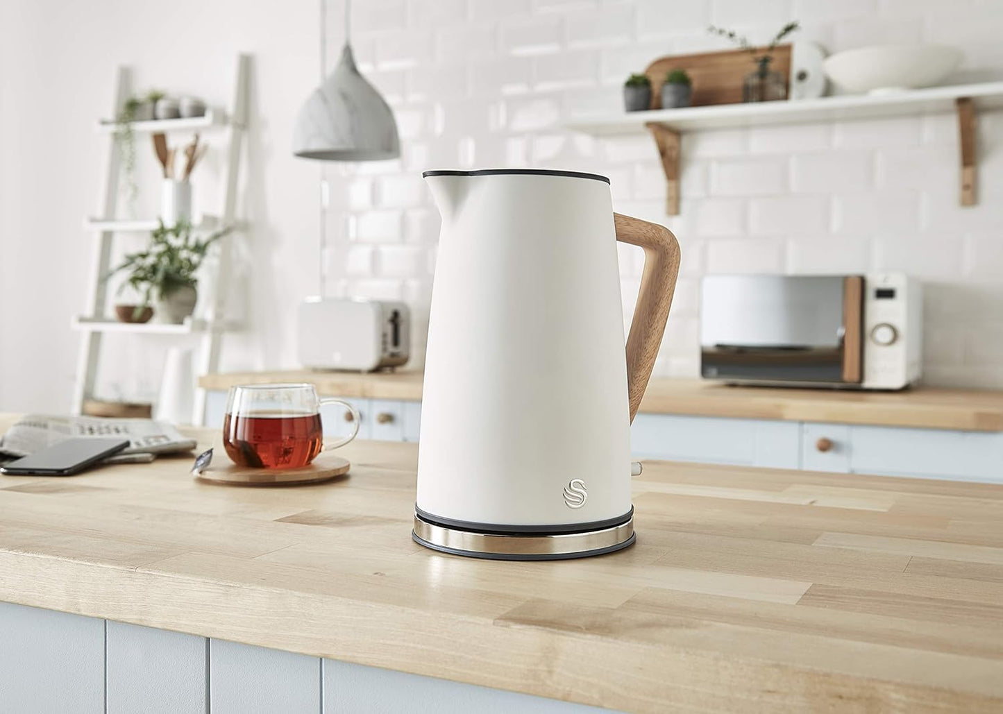 Swan Nordic micro-ondes 20L + bouilloire 1.7L blanche, design bois