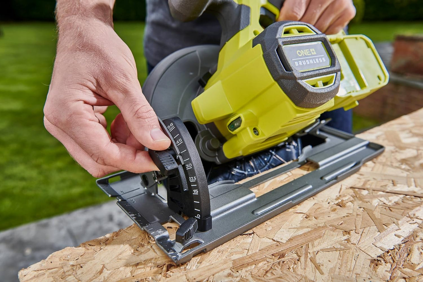 Ryobi scie circulaire 18V brushless, 2 lames 184mm, rail, batterie/chargeur inclus
