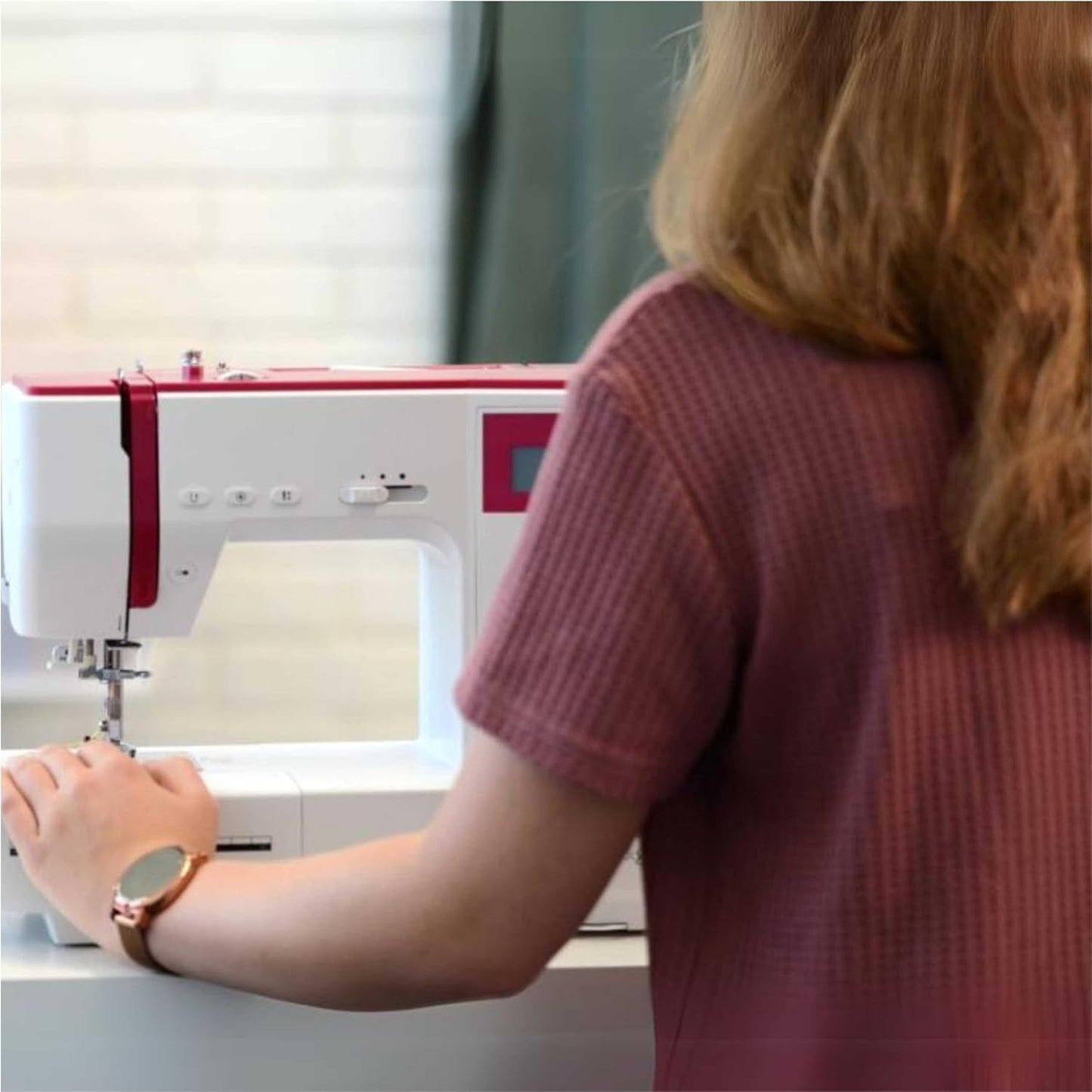 Bernette Sew&Go8 machine à coudre ordi, 197 programmes, bras libre, blanc