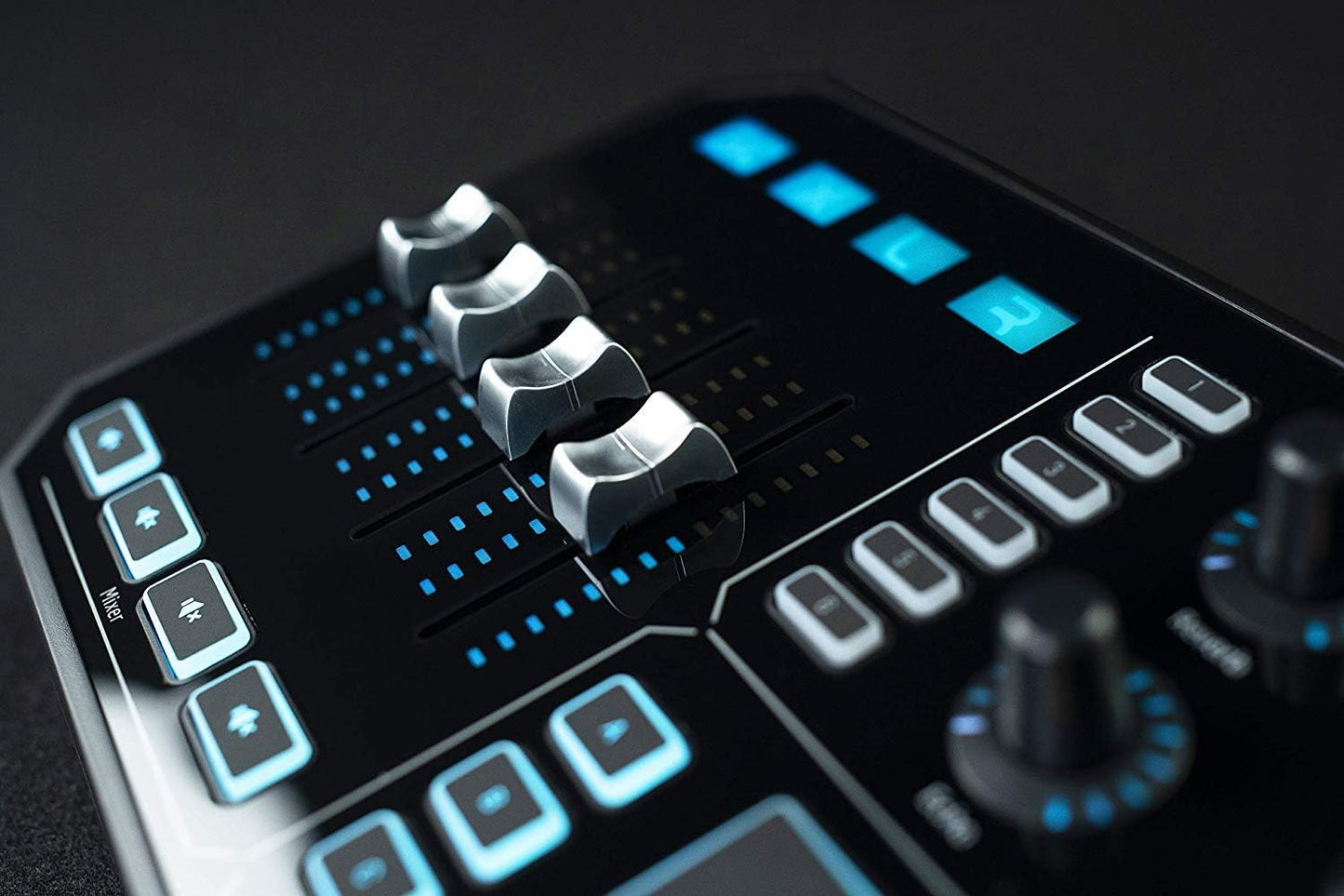 TC Helicon GoXLR mixage 4 canaux, effets vocaux, faders motorisés, PC
