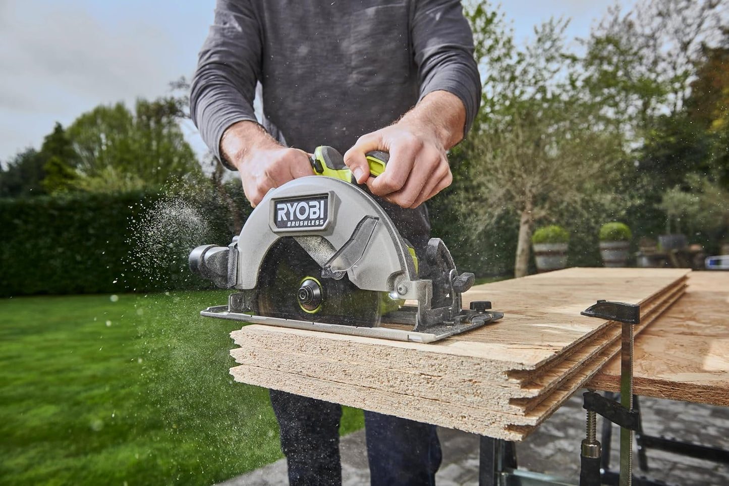 Ryobi scie circulaire 18V brushless, 2 lames 184mm, rail, batterie/chargeur inclus