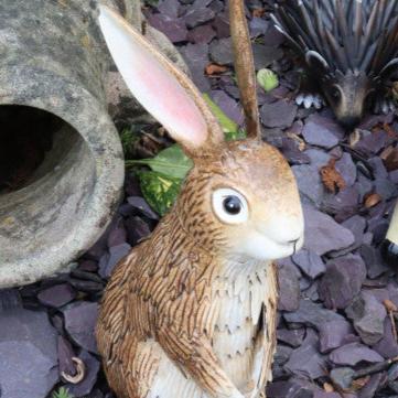 Lapin brun curieux en métal