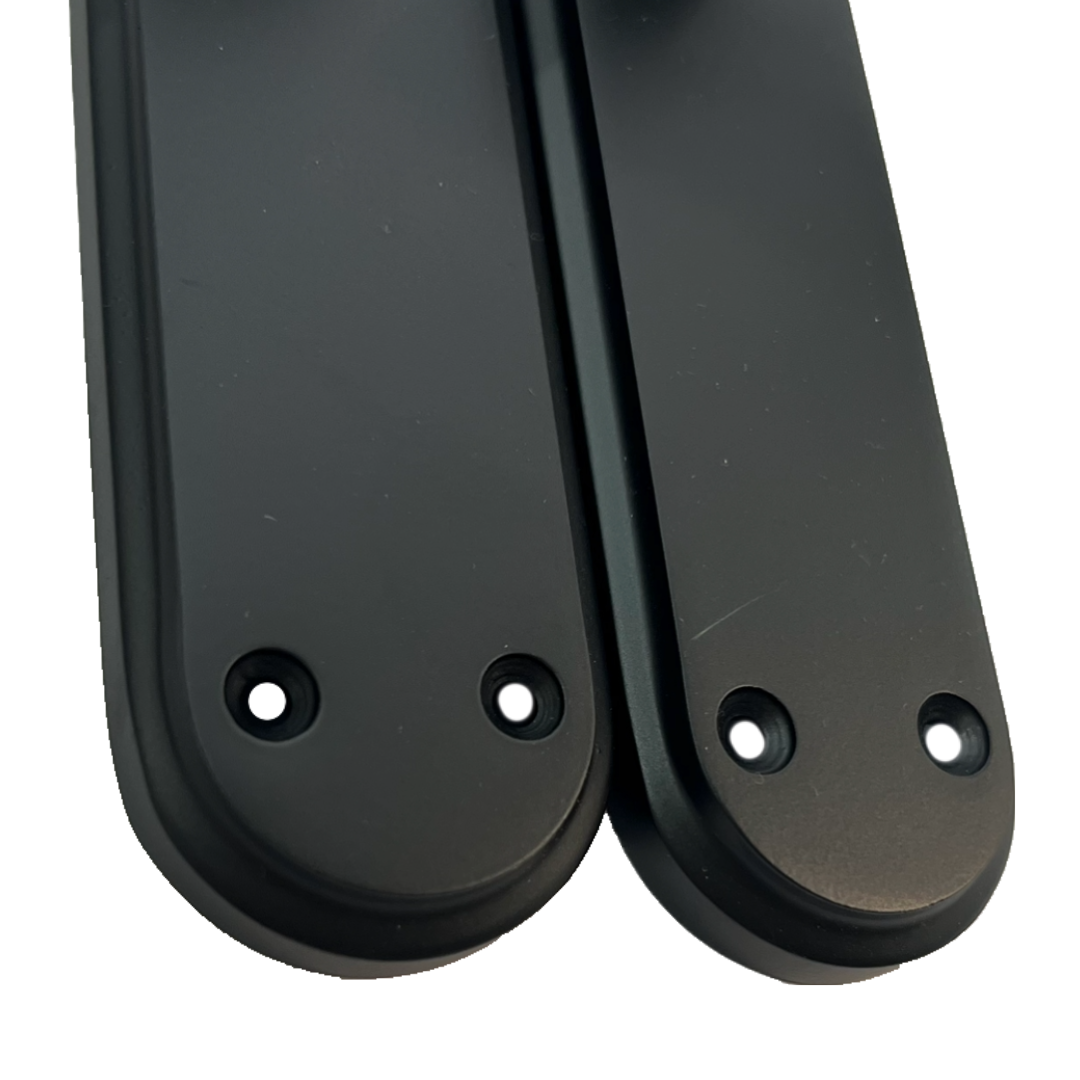 Poignées de porte Genova noir mat avec loquet à levier tournant sur plaque arrière Marina moderne