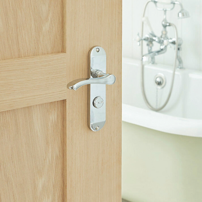 Poignées de porte Cadenza sur plaque arrière Poignée de verrouillage de salle de bain à volutes chromées