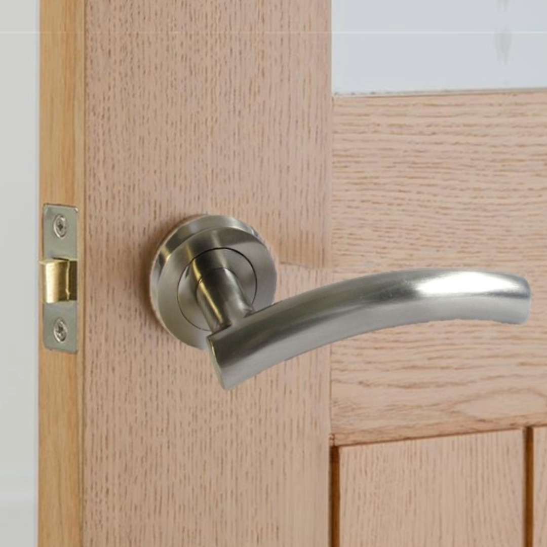Poignée de porte à levier arquée sur rosace, écusson en satin, serrure à 3 leviers