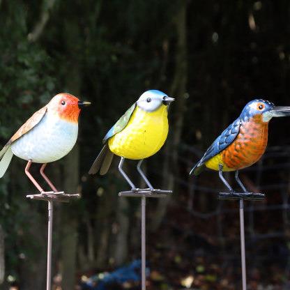 Grande mésange bleue métallique sur piquet