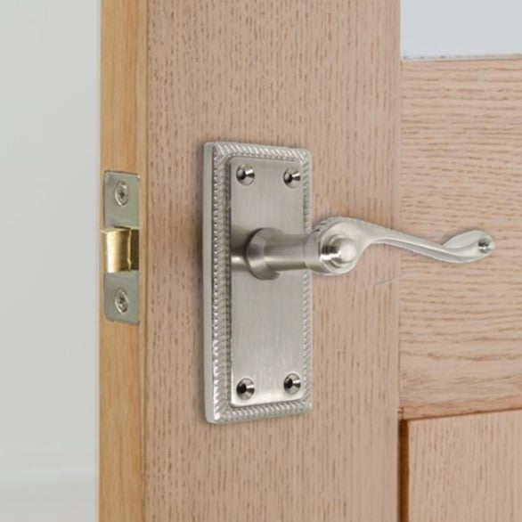 Poignées de porte à levier style géorgien, bord cordé - Satin 110 mm x 50 mm