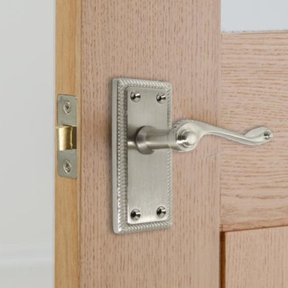 Poignées de porte à levier style géorgien, bord cordé - Satin 110 mm x 50 mm