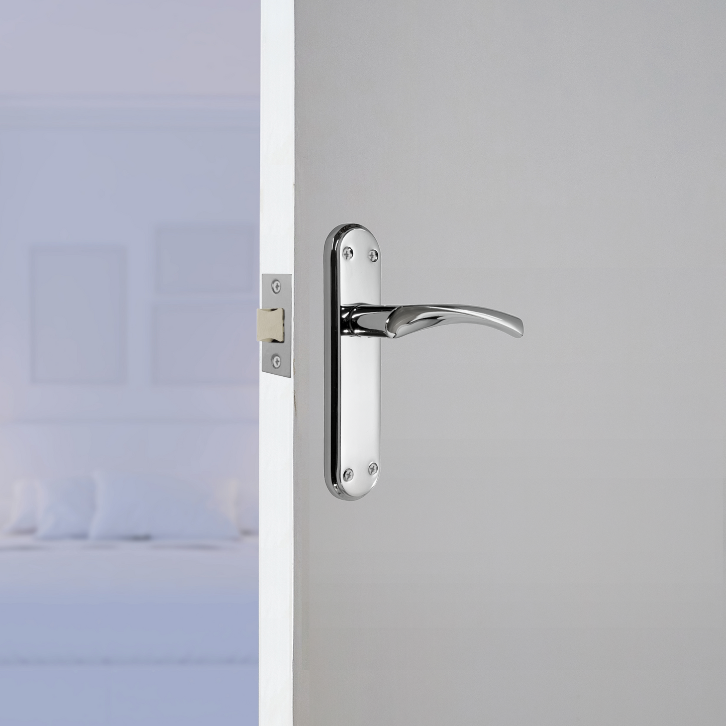 Poignées de porte Genova en chrome poli avec loquet à levier rotatif sur plaque arrière moderne Marina