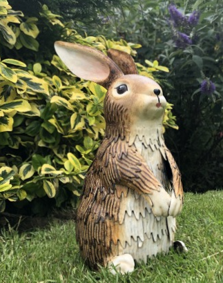 Lapin brun curieux en métal