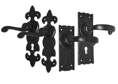 Paire d'assiettes carrées anciennes / Fleur de lys - Noir
