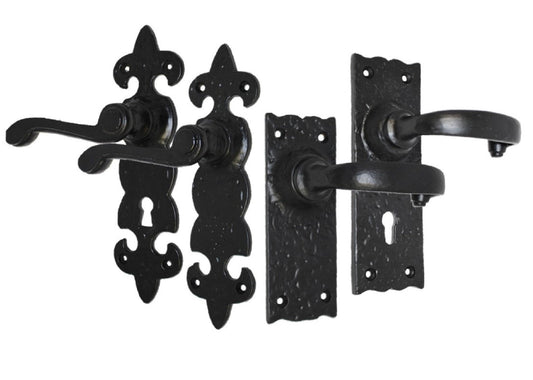 Paire d'assiettes carrées anciennes / Fleur de lys - Noir