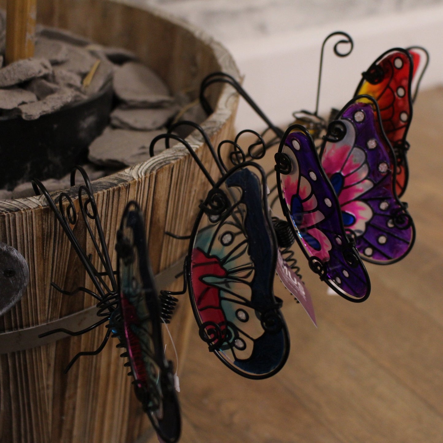 Suspension papillon à ailes de verre et collembole - Bleu, rose, violet et jaune