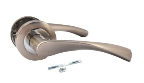 Poignées de porte contemporaines de style Astrid en chrome satiné nickel torsadé sur rosace ronde