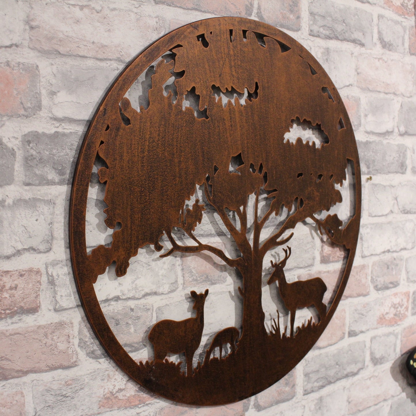 Décoration murale ronde en métal représentant une famille de cerfs – Bronze noir
