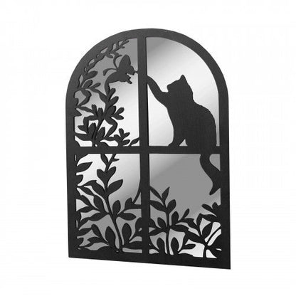 Chat en métal noir dans un miroir à silhouette de fenêtre