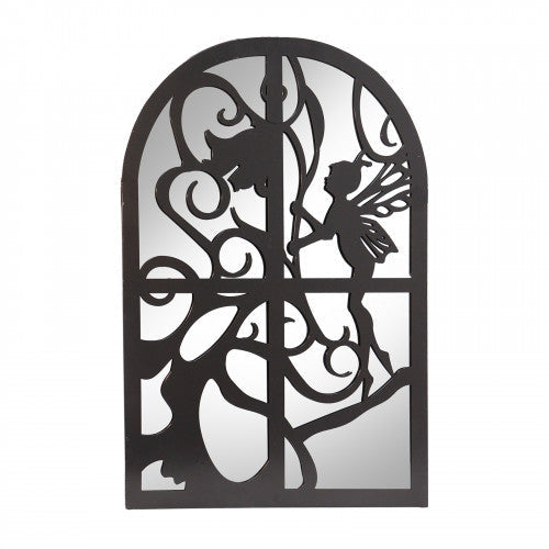Fée en métal noir dans un miroir de jardin