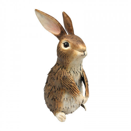 Lapin brun curieux en métal
