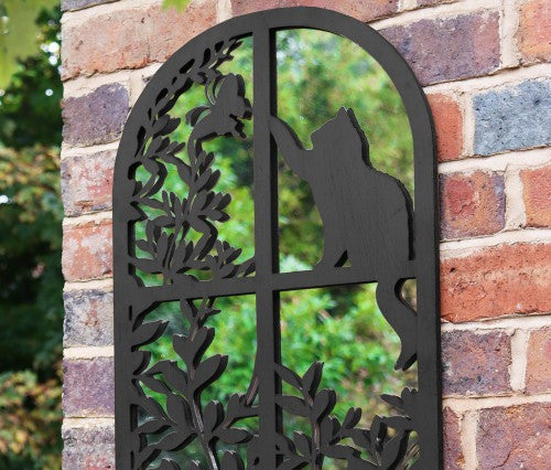 Chat en métal noir dans un miroir à silhouette de fenêtre