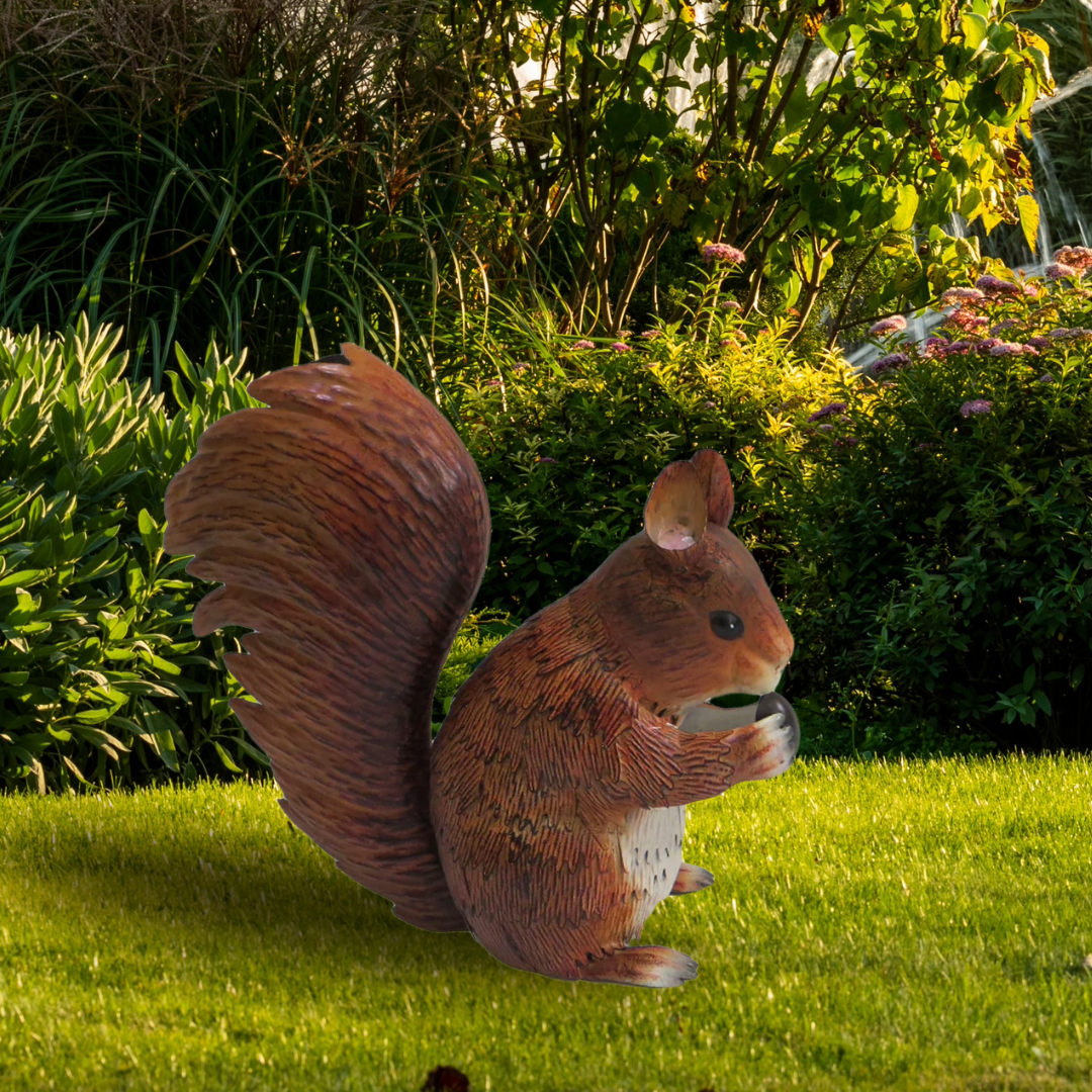 Sculpture de jardin en métal représentant un écureuil roux